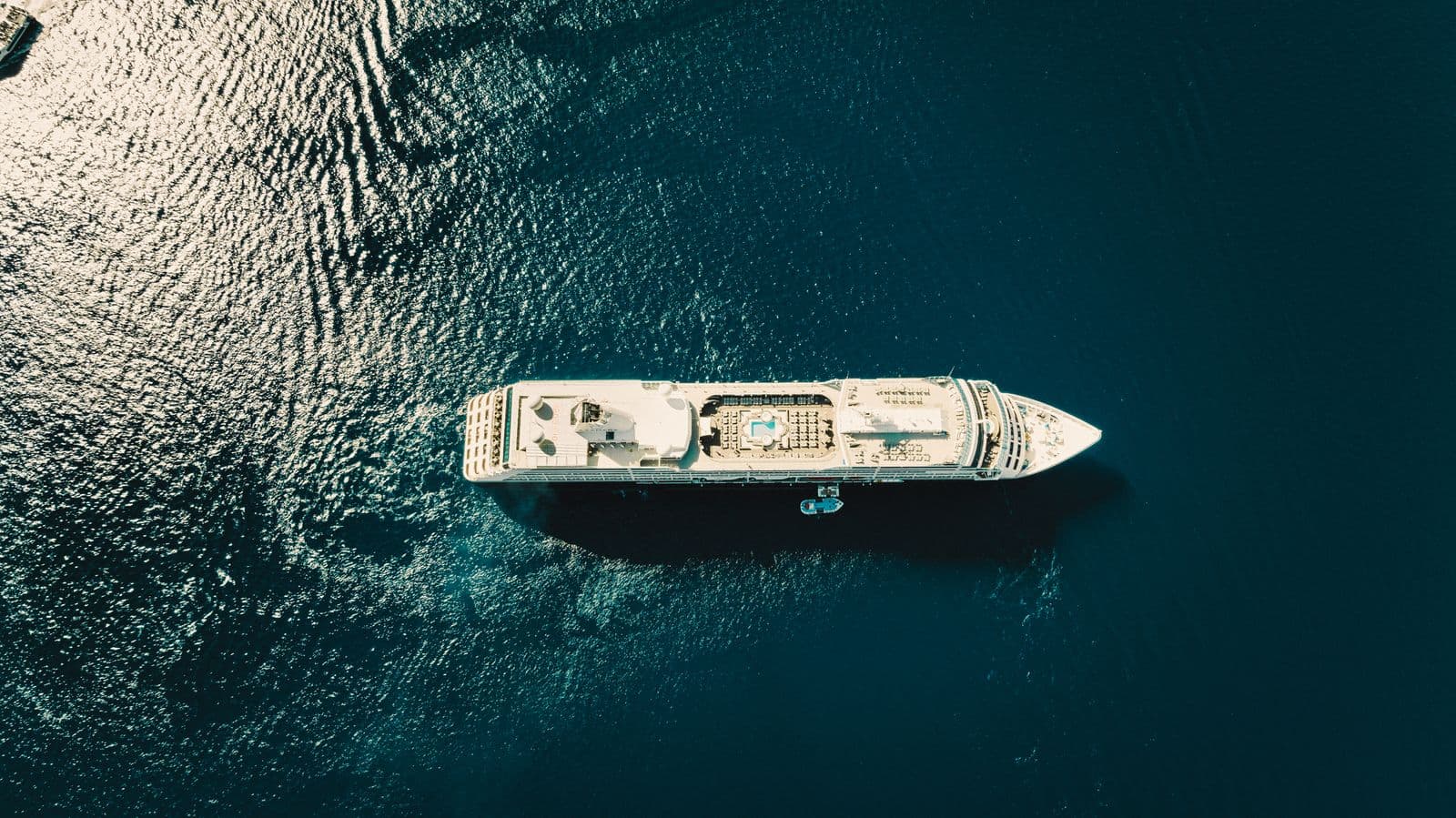 Crucero navegando por mar abierto visto desde el aire