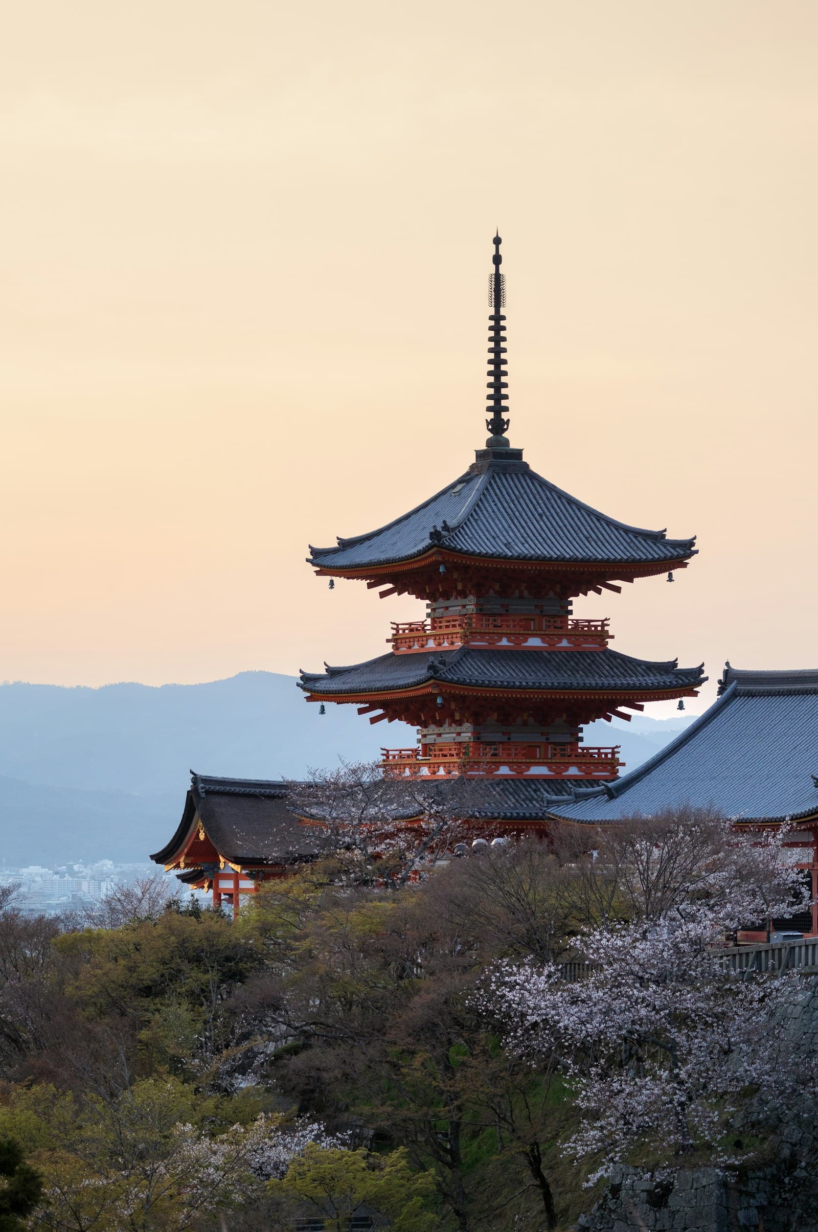 Pagoda japonesa entre montañas al atardecer
