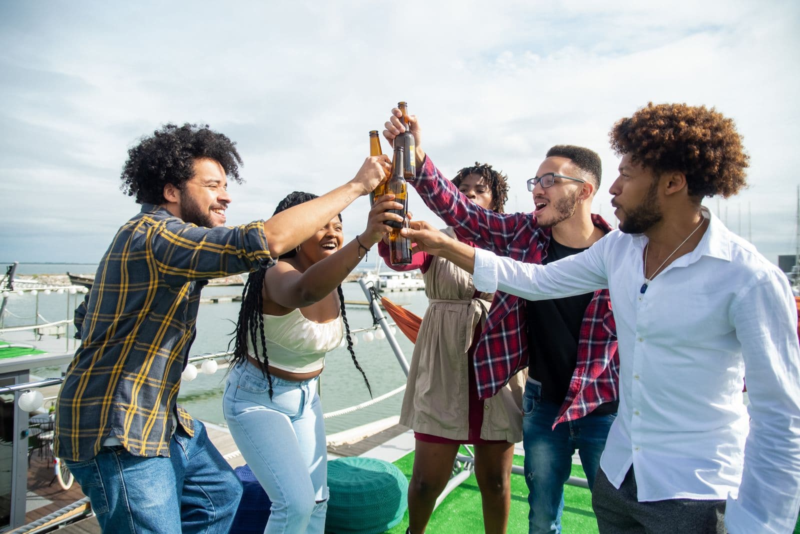 Grupo de amigos brindando en un yate